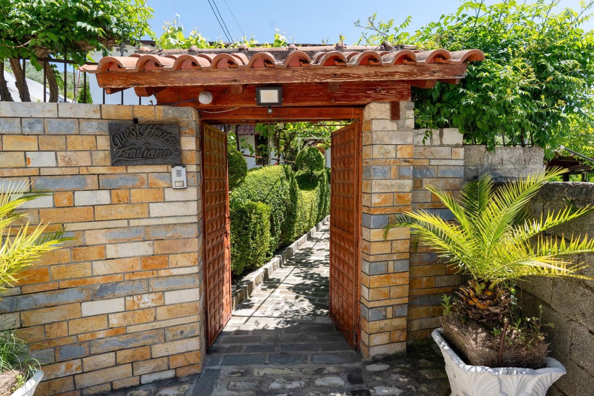 Guesthouse Emiljano Berat Dış mekan fotoğraf